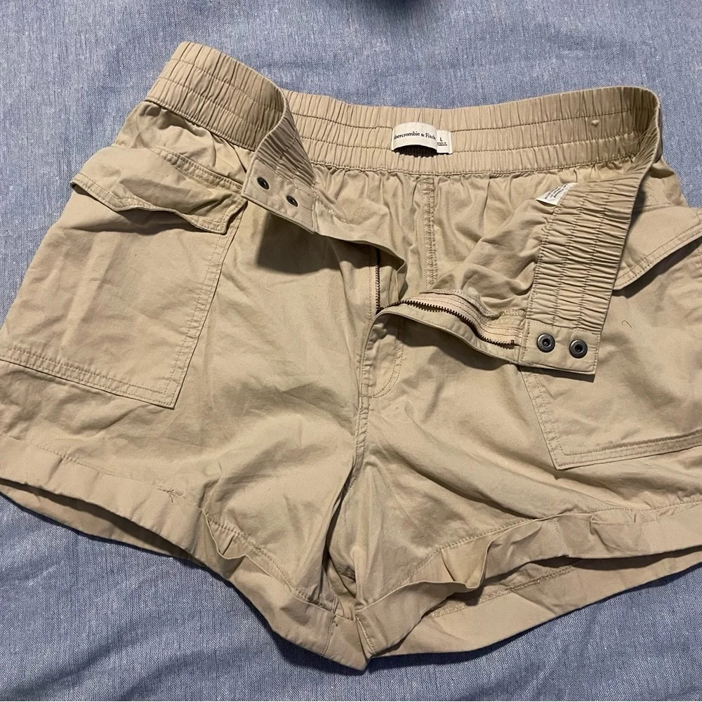 Abercrombie Women's Utility Cargo Shorts - Picture 3 of 5